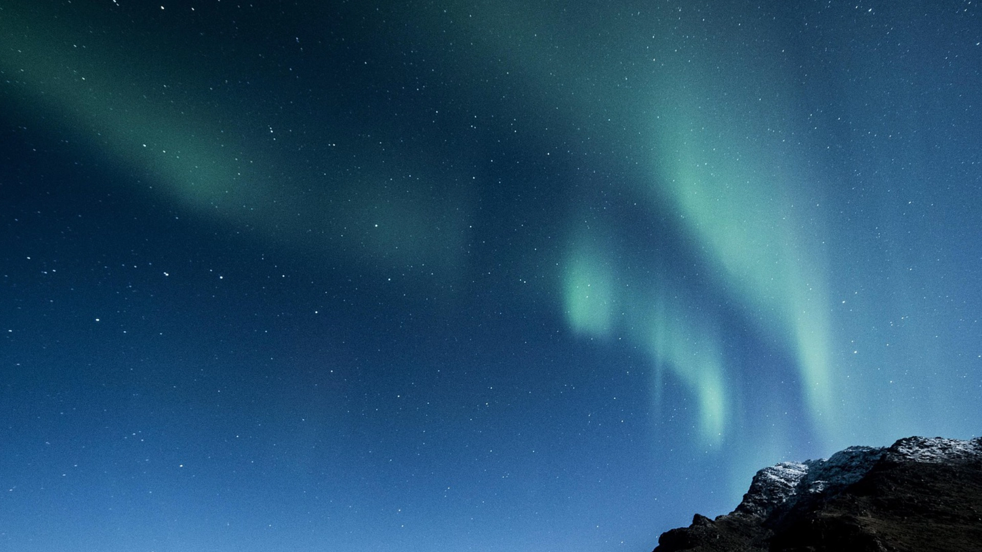 Polarlicht über verschneiter Landschaft